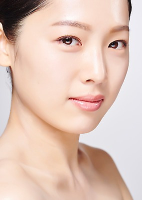 포토 JPG 스튜디오촬영 응시 여자 얼굴 모션 회색배경 실내 한명 미소 사람 근접촬영 20대 성인 신체부위 뷰티 한국인 의료성형뷰티 성인여자한명만 국내포토 1 시선 뷰포인트 백그라운드 표정 동양인 청년 내부 회색 여자한명만 성인여자만 파일형식