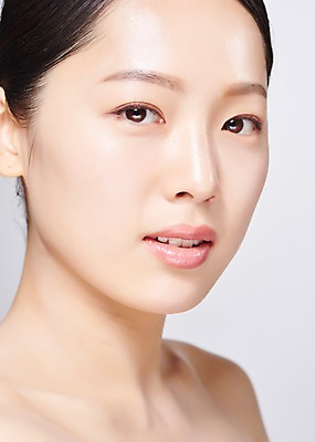 포토 JPG 스튜디오촬영 응시 여자 얼굴 모션 회색배경 실내 한명 미소 사람 근접촬영 20대 성인 신체부위 뷰티 한국인 의료성형뷰티 성인여자한명만 국내포토 1 시선 뷰포인트 백그라운드 표정 동양인 청년 내부 회색 여자한명만 성인여자만 파일형식
