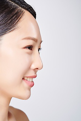 포토 JPG 스튜디오촬영 응시 여자 얼굴 모션 회색배경 실내 한명 미소 사람 근접촬영 20대 성인 신체부위 뷰티 한국인 의료성형뷰티 성인여자한명만 국내포토 1 시선 뷰포인트 백그라운드 표정 동양인 청년 내부 회색 여자한명만 성인여자만 파일형식