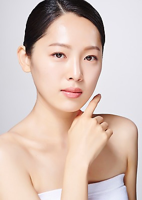 포토 JPG 스튜디오촬영 응시 여자 얼굴 포즈 모션 회색배경 실내 한명 사람 손짓 근접촬영 상반신 20대 성인 옆모습 신체부위 뷰티 한국인 의료성형뷰티 성인여자한명만 국내포토 1 시선 뷰포인트 백그라운드 동양인 청년 내부 회색 여자한명만 성인여자만 파일형식
