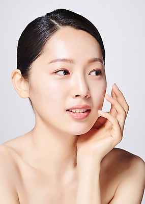 포토 JPG 스튜디오촬영 응시 여자 얼굴 모션 회색배경 실내 한명 미소 사람 손짓 근접촬영 상반신 20대 성인 앞모습 신체부위 뷰티 한국인 의료성형뷰티 성인여자한명만 국내포토 1 시선 뷰포인트 백그라운드 표정 동양인 청년 내부 회색 여자한명만 성인여자만 파일형식