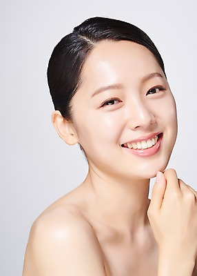 포토 JPG 스튜디오촬영 응시 여자 얼굴 모션 회색배경 실내 한명 미소 사람 손짓 근접촬영 상반신 20대 성인 옆모습 신체부위 뷰티 한국인 의료성형뷰티 성인여자한명만 국내포토 1 시선 뷰포인트 백그라운드 표정 동양인 청년 내부 회색 여자한명만 성인여자만 파일형식