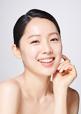 포토 JPG 스튜디오촬영 응시 여자 얼굴 모션 회색배경 실내 한명 미소 사람 손짓 상반신 20대 성인 앞모습 신체부위 뷰티 한국인 의료성형뷰티 성인여자한명만 국내포토 1 시선 뷰포인트 백그라운드 표정 동양인 청년 내부 회색 여자한명만 성인여자만 파일형식