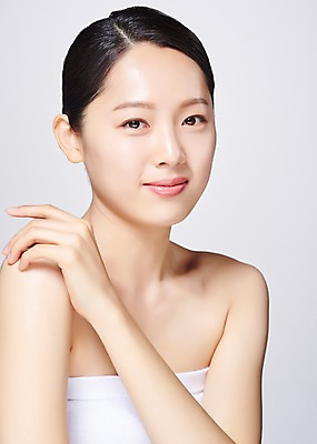 포토 JPG 스튜디오촬영 응시 여자 얼굴 모션 회색배경 실내 한명 미소 사람 손짓 근접촬영 상반신 20대 성인 앞모습 신체부위 뷰티 한국인 흰색 의료성형뷰티 성인여자한명만 국내포토 1 시선 뷰포인트 컬러 백그라운드 표정 동양인 청년 내부 회색 여자한명만 성인여자만 파일형식