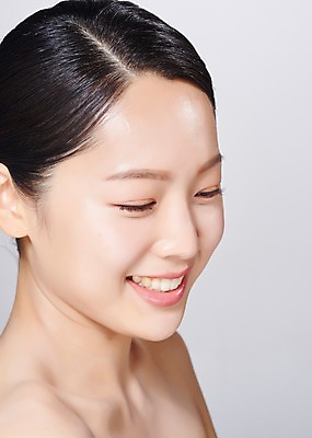 포토 JPG 스튜디오촬영 응시 여자 얼굴 모션 회색배경 실내 한명 미소 사람 근접촬영 상반신 20대 성인 옆모습 신체부위 뷰티 한국인 의료성형뷰티 성인여자한명만 국내포토 1 시선 뷰포인트 백그라운드 표정 동양인 청년 내부 회색 여자한명만 성인여자만 파일형식