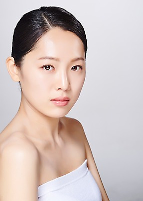 포토 JPG 스튜디오촬영 응시 여자 얼굴 모션 회색배경 실내 한명 사람 근접촬영 상반신 20대 성인 옆모습 신체부위 뷰티 한국인 흰색 의료성형뷰티 성인여자한명만 국내포토 1 시선 뷰포인트 컬러 백그라운드 동양인 청년 내부 회색 여자한명만 성인여자만 파일형식