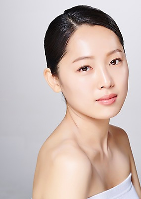 포토 JPG 스튜디오촬영 응시 여자 얼굴 모션 회색배경 실내 한명 사람 근접촬영 상반신 20대 성인 옆모습 신체부위 뷰티 한국인 의료성형뷰티 성인여자한명만 국내포토 1 시선 뷰포인트 백그라운드 동양인 청년 내부 회색 여자한명만 성인여자만 파일형식