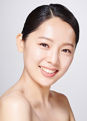 포토 JPG 스튜디오촬영 응시 여자 얼굴 모션 회색배경 실내 한명 미소 사람 근접촬영 상반신 20대 성인 옆모습 신체부위 뷰티 한국인 의료성형뷰티 성인여자한명만 국내포토 1 시선 뷰포인트 백그라운드 표정 동양인 청년 내부 회색 여자한명만 성인여자만 파일형식