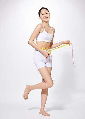 포토 JPG 스튜디오촬영 전신 응시 여자 포즈 몸매관리 다이어트 모션 실내 줄자 한명 미소 사람 20대 성인 옆모습 뷰티 한국인 흰색 흰배경 치수재기 허리둘레 의료성형뷰티 성인여자한명만 국내포토 1 시선 뷰포인트 컬러 백그라운드 표정 자 건강 동양인 청년 내부 둘레 여자한명만 성인여자만 파일형식