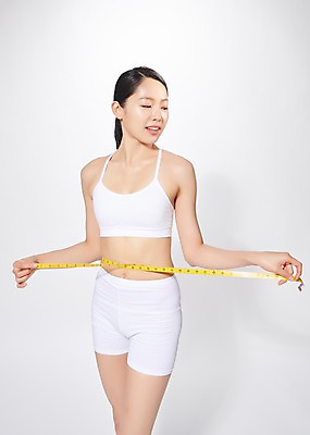 포토 JPG 스튜디오촬영 응시 여자 몸매관리 다이어트 모션 실내 줄자 한명 서기 미소 사람 상반신 20대 성인 앞모습 뷰티 한국인 흰색 흰배경 치수재기 허리둘레 의료성형뷰티 성인여자한명만 국내포토 1 시선 뷰포인트 컬러 백그라운드 표정 자 건강 동양인 청년 내부 둘레 여자한명만 성인여자만 파일형식
