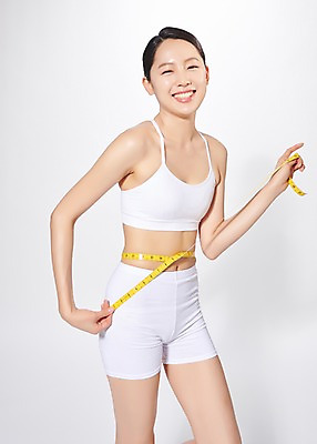 포토 JPG 스튜디오촬영 응시 여자 몸매관리 다이어트 모션 실내 줄자 한명 미소 사람 상반신 20대 성인 옆모습 뷰티 한국인 흰색 흰배경 치수재기 허리둘레 의료성형뷰티 성인여자한명만 국내포토 1 시선 뷰포인트 컬러 백그라운드 표정 자 건강 동양인 청년 내부 둘레 여자한명만 성인여자만 파일형식
