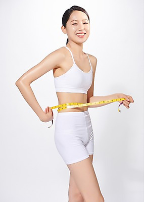 포토 JPG 스튜디오촬영 응시 여자 몸매관리 다이어트 모션 실내 줄자 한명 미소 사람 상반신 20대 성인 옆모습 뷰티 한국인 흰색 흰배경 치수재기 허리둘레 허리측정 의료성형뷰티 성인여자한명만 국내포토 1 시선 뷰포인트 컬러 백그라운드 표정 자 건강 동양인 청년 내부 둘레 측정 여자한명만 성인여자만 파일형식
