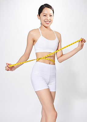 포토 JPG 스튜디오촬영 응시 여자 몸매관리 다이어트 모션 실내 줄자 한명 미소 사람 상반신 20대 성인 옆모습 뷰티 한국인 흰색 흰배경 치수재기 의료성형뷰티 성인여자한명만 국내포토 1 시선 뷰포인트 컬러 백그라운드 표정 자 건강 동양인 청년 내부 여자한명만 성인여자만 파일형식