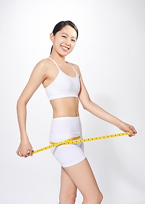 포토 JPG 스튜디오촬영 응시 여자 몸매관리 다이어트 모션 실내 줄자 한명 서기 미소 사람 상반신 20대 성인 옆모습 뷰티 한국인 흰색 흰배경 치수재기 의료성형뷰티 성인여자한명만 국내포토 1 시선 뷰포인트 컬러 백그라운드 표정 자 건강 동양인 청년 내부 여자한명만 성인여자만 파일형식