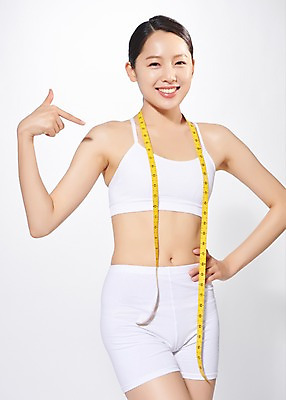 포토 JPG 스튜디오촬영 응시 여자 허리손 몸매관리 다이어트 모션 실내 줄자 한명 서기 미소 사람 상반신 20대 성인 앞모습 뷰티 한국인 흰색 가리킴 흰배경 의료성형뷰티 성인여자한명만 국내포토 1 시선 뷰포인트 컬러 포즈 백그라운드 표정 자 건강 동양인 손짓 청년 내부 여자한명만 성인여자만 파일형식