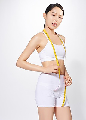 포토 JPG 스튜디오촬영 응시 여자 몸매관리 다이어트 모션 실내 줄자 한명 사람 상반신 20대 성인 옆모습 뷰티 한국인 흰색 흰배경 의료성형뷰티 성인여자한명만 국내포토 1 시선 뷰포인트 컬러 백그라운드 자 건강 동양인 청년 내부 여자한명만 성인여자만 파일형식
