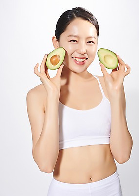 포토 JPG 스튜디오촬영 응시 여자 몸매관리 다이어트 모션 실내 한명 미소 들기 사람 상반신 20대 성인 앞모습 뷰티 한국인 흰색 흰배경 아보카도 의료성형뷰티 성인여자한명만 디톡스 국내포토 1 시선 뷰포인트 컬러 백그라운드 과일 표정 건강 동양인 청년 내부 여자한명만 성인여자만 파일형식