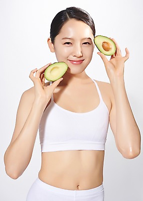 포토 JPG 스튜디오촬영 응시 여자 몸매관리 다이어트 모션 실내 한명 미소 들기 사람 상반신 20대 성인 앞모습 뷰티 한국인 흰색 흰배경 아보카도 의료성형뷰티 성인여자한명만 디톡스 국내포토 1 시선 뷰포인트 컬러 백그라운드 과일 표정 건강 동양인 청년 내부 여자한명만 성인여자만 파일형식