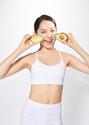 포토 JPG 스튜디오촬영 응시 여자 몸매관리 다이어트 모션 실내 한명 미소 들기 사람 상반신 20대 성인 앞모습 뷰티 한국인 흰색 즐거움 흰배경 아보카도 의료성형뷰티 성인여자한명만 디톡스 국내포토 1 시선 감정 뷰포인트 컬러 백그라운드 과일 표정 건강 동양인 청년 내부 여자한명만 성인여자만 파일형식