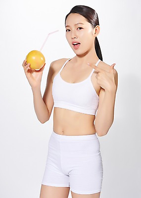 포토 JPG 스튜디오촬영 응시 여자 몸매관리 다이어트 모션 실내 빨대 한명 사람 상반신 20대 성인 옆모습 뷰티 주스 한국인 흰색 가리킴 자몽 흰배경 자몽주스 의료성형뷰티 성인여자한명만 디톡스 국내포토 1 시선 음료 뷰포인트 컬러 백그라운드 과일 건강 동양인 손짓 청년 내부 과일주스 여자한명만 성인여자만 파일형식