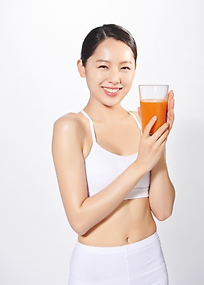포토 JPG 스튜디오촬영 응시 여자 몸매관리 다이어트 모션 실내 한명 미소 들기 사람 상반신 20대 성인 앞모습 컵 뷰티 주스 당근 한국인 흰색 흰배경 당근주스 의료성형뷰티 성인여자한명만 디톡스 국내포토 1 식기 시선 음료 뷰포인트 컬러 백그라운드 뿌리채소 표정 건강 동양인 청년 내부 야채주스 여자한명만 성인여자만 파일형식