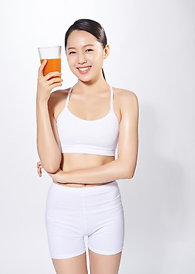 포토 JPG 스튜디오촬영 응시 여자 몸매관리 다이어트 모션 실내 한명 서기 미소 사람 상반신 20대 성인 뷰티 주스 당근 한국인 흰색 흰배경 당근주스 의료성형뷰티 성인여자한명만 디톡스 국내포토 1 시선 음료 컬러 백그라운드 뿌리채소 표정 건강 동양인 청년 내부 야채주스 여자한명만 성인여자만 파일형식