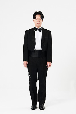 포토 JPG 스튜디오촬영 전신 직업 남자 음악 실내 한명 서기 사람 20대 성인 앞모습 검은색 음악가 한국인 흰배경 지휘봉 지휘자 연미복 정자세 성인남자한명만 국내포토 1 뷰포인트 컬러 포즈 백그라운드 모션 문화예술 동양인 정장 청년 내부 흰색 남자한명만 성인남자만 파일형식