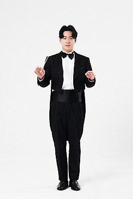 포토 JPG 스튜디오촬영 전신 직업 남자 음악 실내 한명 서기 사람 20대 성인 앞모습 검은색 음악가 한국인 흰배경 지휘봉 지휘자 지휘 연미복 정자세 성인남자한명만 국내포토 1 뷰포인트 컬러 포즈 백그라운드 모션 문화예술 동양인 정장 청년 내부 흰색 남자한명만 성인남자만 파일형식