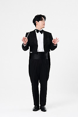 포토 JPG 스튜디오촬영 전신 직업 응시 남자 음악 실내 한명 서기 사람 20대 성인 앞모습 검은색 음악가 한국인 흰배경 지휘봉 지휘자 지휘 연미복 정자세 성인남자한명만 국내포토 1 시선 뷰포인트 컬러 포즈 백그라운드 모션 문화예술 동양인 정장 청년 내부 흰색 남자한명만 성인남자만 파일형식