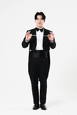 포토 JPG 스튜디오촬영 전신 직업 응시 남자 음악 실내 한명 서기 미소 사람 20대 성인 앞모습 검은색 음악가 한국인 흰배경 지휘봉 지휘자 지휘 연미복 정자세 성인남자한명만 국내포토 1 시선 뷰포인트 컬러 포즈 백그라운드 모션 문화예술 표정 동양인 정장 청년 내부 흰색 남자한명만 성인남자만 파일형식