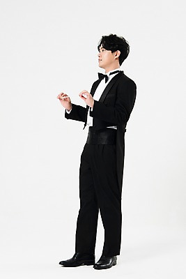포토 JPG 스튜디오촬영 전신 직업 응시 남자 음악 실내 한명 서기 미소 사람 20대 성인 옆모습 검은색 음악가 한국인 흰배경 지휘봉 지휘자 지휘 연미복 성인남자한명만 국내포토 1 시선 뷰포인트 컬러 백그라운드 모션 문화예술 표정 동양인 정장 청년 내부 흰색 남자한명만 성인남자만 파일형식