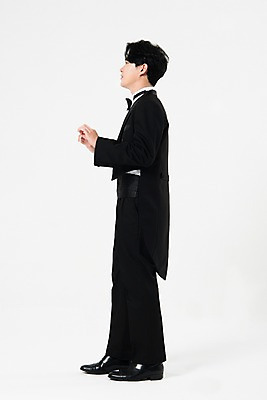 포토 JPG 스튜디오촬영 전신 직업 응시 남자 음악 실내 한명 서기 사람 20대 성인 옆모습 검은색 음악가 한국인 흰배경 지휘봉 지휘자 지휘 연미복 성인남자한명만 국내포토 1 시선 뷰포인트 컬러 백그라운드 모션 문화예술 동양인 정장 청년 내부 흰색 남자한명만 성인남자만 파일형식