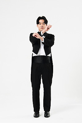 포토 JPG 스튜디오촬영 전신 직업 응시 남자 음악 실내 한명 서기 미소 사람 20대 성인 앞모습 검은색 음악가 한국인 흰배경 지휘봉 지휘자 지휘 연미복 성인남자한명만 국내포토 1 시선 뷰포인트 컬러 백그라운드 모션 문화예술 표정 동양인 정장 청년 내부 흰색 남자한명만 성인남자만 파일형식