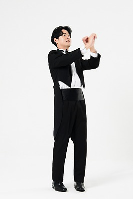 포토 JPG 스튜디오촬영 전신 직업 응시 남자 음악 실내 한명 서기 미소 사람 20대 성인 앞모습 검은색 음악가 한국인 흰배경 지휘봉 지휘자 지휘 연미복 성인남자한명만 국내포토 1 시선 뷰포인트 컬러 백그라운드 모션 문화예술 표정 동양인 정장 청년 내부 흰색 남자한명만 성인남자만 파일형식