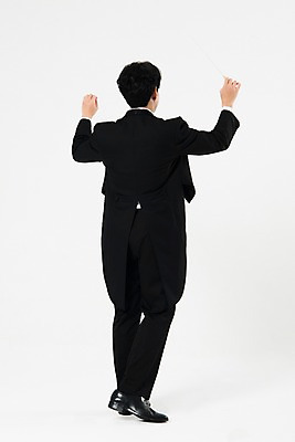 포토 JPG 스튜디오촬영 전신 직업 남자 음악 실내 한명 서기 사람 20대 성인 뒷모습 검은색 음악가 한국인 흰배경 지휘봉 지휘자 지휘 연미복 성인남자한명만 국내포토 1 뷰포인트 컬러 백그라운드 모션 문화예술 동양인 정장 청년 내부 흰색 남자한명만 성인남자만 파일형식