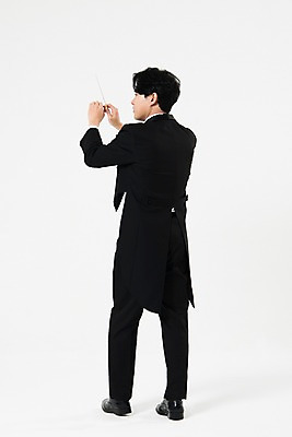 포토 JPG 스튜디오촬영 전신 직업 응시 남자 음악 실내 한명 서기 사람 20대 성인 뒷모습 검은색 음악가 한국인 흰배경 지휘봉 지휘자 지휘 연미복 성인남자한명만 국내포토 1 시선 뷰포인트 컬러 백그라운드 모션 문화예술 동양인 정장 청년 내부 흰색 남자한명만 성인남자만 파일형식