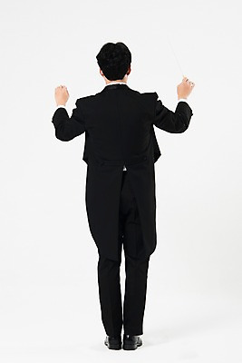 포토 JPG 스튜디오촬영 전신 직업 남자 음악 실내 한명 서기 사람 20대 성인 뒷모습 검은색 음악가 한국인 흰배경 지휘봉 지휘자 지휘 연미복 성인남자한명만 국내포토 1 뷰포인트 컬러 백그라운드 모션 문화예술 동양인 정장 청년 내부 흰색 남자한명만 성인남자만 파일형식