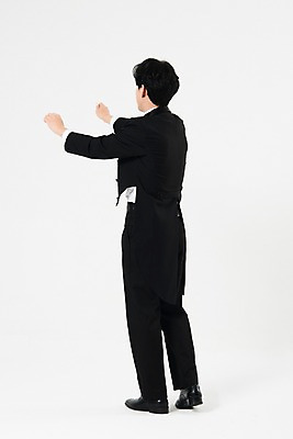 포토 JPG 스튜디오촬영 직업 남자 음악 실내 한명 서기 사람 상반신 20대 성인 뒷모습 검은색 음악가 한국인 흰배경 지휘봉 지휘자 지휘 연미복 성인남자한명만 국내포토 1 뷰포인트 컬러 백그라운드 모션 문화예술 동양인 정장 청년 내부 흰색 남자한명만 성인남자만 파일형식