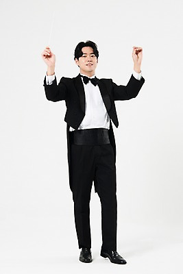 포토 JPG 스튜디오촬영 직업 응시 남자 음악 실내 한명 서기 미소 사람 상반신 20대 성인 앞모습 검은색 음악가 한국인 흰배경 지휘봉 지휘자 지휘 연미복 성인남자한명만 국내포토 1 시선 뷰포인트 컬러 백그라운드 모션 문화예술 표정 동양인 정장 청년 내부 흰색 남자한명만 성인남자만 파일형식