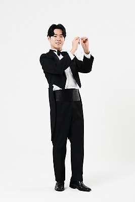 포토 JPG 스튜디오촬영 전신 직업 응시 남자 음악 실내 한명 서기 미소 사람 20대 성인 옆모습 검은색 음악가 한국인 흰배경 지휘봉 지휘자 지휘 연미복 성인남자한명만 국내포토 1 시선 뷰포인트 컬러 백그라운드 모션 문화예술 표정 동양인 정장 청년 내부 흰색 남자한명만 성인남자만 파일형식