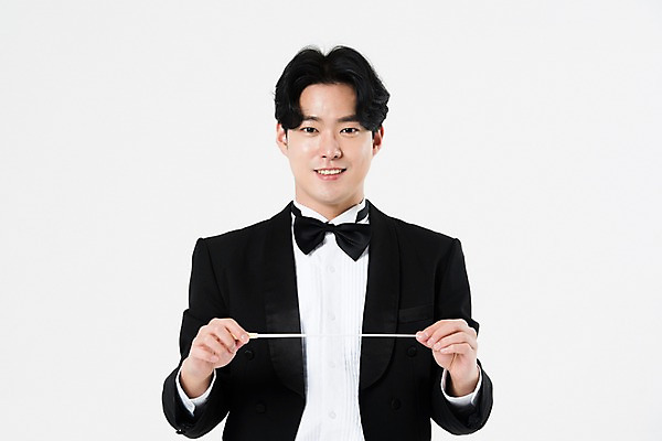 포토 JPG 스튜디오촬영 직업 응시 남자 음악 실내 한명 서기 미소 사람 상반신 20대 성인 앞모습 검은색 음악가 한국인 흰배경 지휘봉 지휘자 지휘 연미복 열중 성인남자한명만 국내포토 1 시선 뷰포인트 컬러 백그라운드 모션 문화예술 표정 동양인 정장 청년 내부 흰색 남자한명만 성인남자만 파일형식