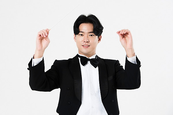 포토 JPG 스튜디오촬영 직업 응시 남자 음악 실내 한명 서기 미소 사람 상반신 20대 성인 앞모습 검은색 음악가 한국인 흰배경 지휘봉 지휘자 지휘 연미복 열중 성인남자한명만 국내포토 1 시선 뷰포인트 컬러 백그라운드 모션 문화예술 표정 동양인 정장 청년 내부 흰색 남자한명만 성인남자만 파일형식