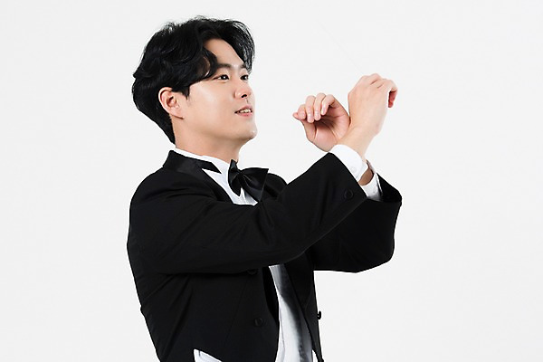 포토 JPG 스튜디오촬영 직업 응시 남자 음악 실내 한명 서기 미소 사람 상반신 20대 성인 옆모습 검은색 음악가 한국인 흰배경 지휘봉 지휘자 지휘 연미복 열중 성인남자한명만 국내포토 1 시선 뷰포인트 컬러 백그라운드 모션 문화예술 표정 동양인 정장 청년 내부 흰색 남자한명만 성인남자만 파일형식