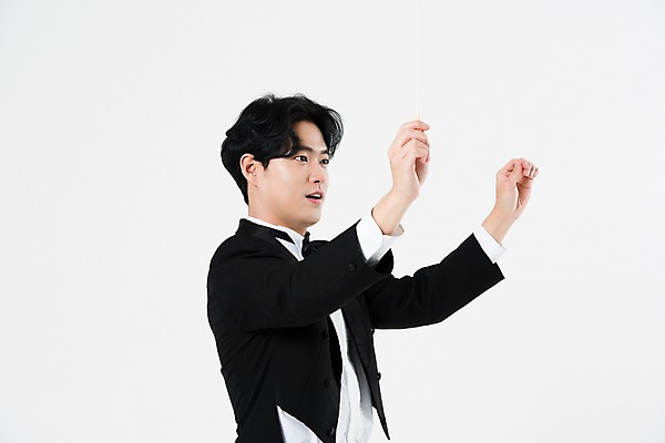 포토 JPG 스튜디오촬영 직업 응시 남자 음악 실내 한명 서기 미소 사람 상반신 20대 성인 옆모습 검은색 음악가 한국인 흰배경 지휘봉 지휘자 지휘 연미복 열중 성인남자한명만 국내포토 1 시선 뷰포인트 컬러 백그라운드 모션 문화예술 표정 동양인 정장 청년 내부 흰색 남자한명만 성인남자만 파일형식