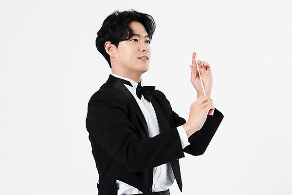 포토 JPG 스튜디오촬영 직업 응시 남자 음악 실내 한명 서기 미소 사람 상반신 20대 성인 옆모습 검은색 음악가 한국인 흰배경 지휘봉 지휘자 지휘 연미복 열중 성인남자한명만 국내포토 1 시선 뷰포인트 컬러 백그라운드 모션 문화예술 표정 동양인 정장 청년 내부 흰색 남자한명만 성인남자만 파일형식