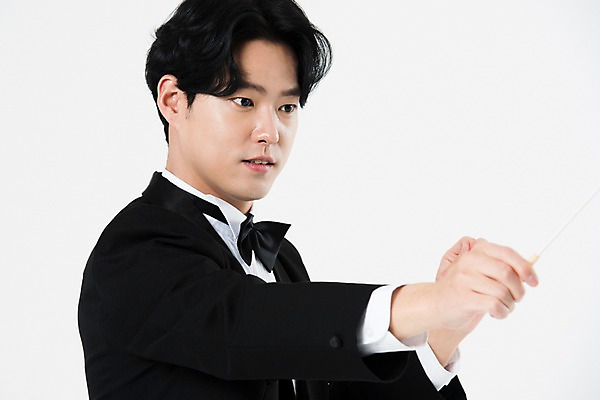 포토 JPG 스튜디오촬영 직업 응시 남자 음악 실내 한명 서기 사람 상반신 20대 성인 옆모습 검은색 음악가 한국인 흰배경 지휘봉 지휘자 지휘 연미복 열중 성인남자한명만 국내포토 1 시선 뷰포인트 컬러 백그라운드 모션 문화예술 동양인 정장 청년 내부 흰색 남자한명만 성인남자만 파일형식