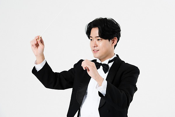 포토 JPG 스튜디오촬영 직업 응시 남자 음악 실내 한명 서기 미소 사람 상반신 20대 성인 옆모습 검은색 음악가 한국인 흰배경 지휘봉 지휘자 지휘 연미복 열중 성인남자한명만 국내포토 1 시선 뷰포인트 컬러 백그라운드 모션 문화예술 표정 동양인 정장 청년 내부 흰색 남자한명만 성인남자만 파일형식