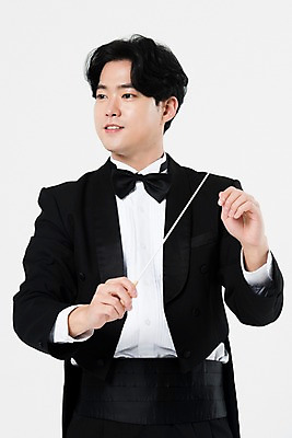 포토 JPG 스튜디오촬영 직업 응시 남자 음악 실내 한명 서기 미소 사람 상반신 20대 성인 앞모습 검은색 음악가 한국인 흰배경 지휘봉 지휘자 지휘 연미복 열중 성인남자한명만 국내포토 1 시선 뷰포인트 컬러 백그라운드 모션 문화예술 표정 동양인 정장 청년 내부 흰색 남자한명만 성인남자만 파일형식