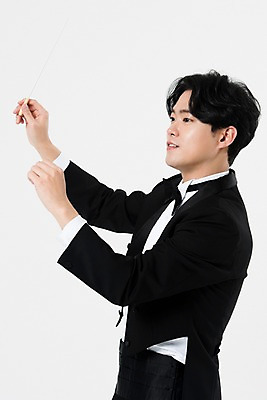 포토 JPG 스튜디오촬영 직업 응시 남자 음악 실내 한명 서기 미소 사람 상반신 20대 성인 옆모습 검은색 음악가 한국인 흰배경 지휘봉 지휘자 지휘 연미복 열중 성인남자한명만 국내포토 1 시선 뷰포인트 컬러 백그라운드 모션 문화예술 표정 동양인 정장 청년 내부 흰색 남자한명만 성인남자만 파일형식