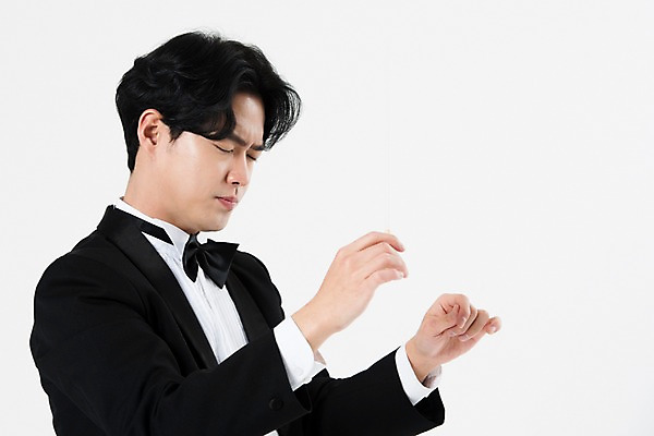 포토 JPG 스튜디오촬영 직업 남자 음악 실내 한명 서기 사람 상반신 20대 성인 옆모습 눈감음 검은색 음악가 한국인 흰배경 지휘봉 지휘자 지휘 연미복 열중 성인남자한명만 국내포토 1 뷰포인트 컬러 백그라운드 모션 문화예술 동양인 정장 청년 내부 흰색 남자한명만 성인남자만 파일형식
